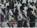 1965年印尼屠杀华人现场,一群华人被如同牲口一样捆绑着押赴刑场,一路上哭喊声不