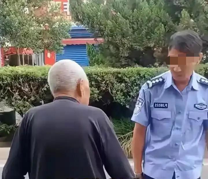 河南，老人走累了在店铺门前凳子上休息，可休息完老人却拿着凳子就走，老板上前阻拦老