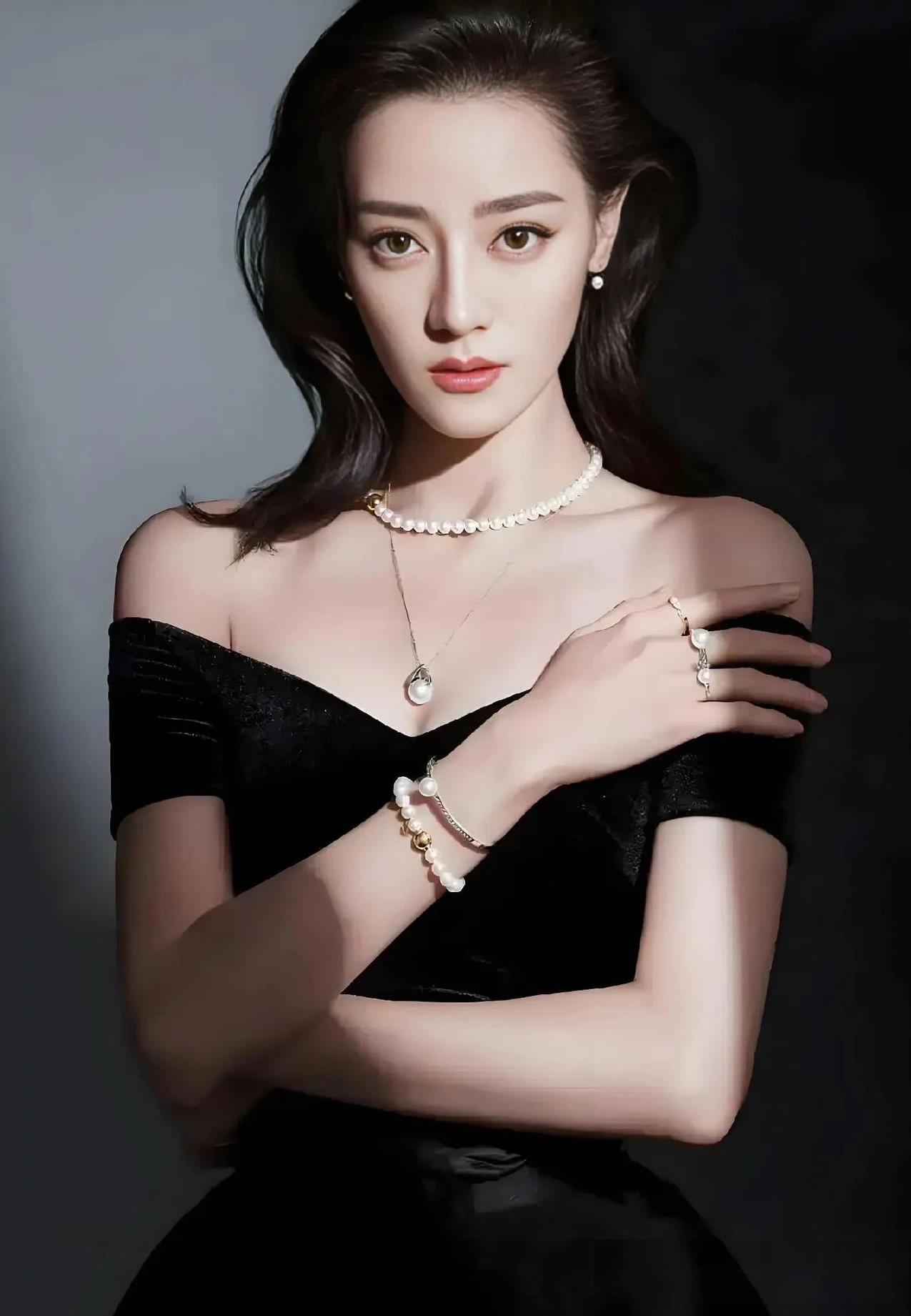 我敢说迪丽热巴，她无论能否转型成功都不会缺戏演，倒不是因为她老板是杨幂，也不