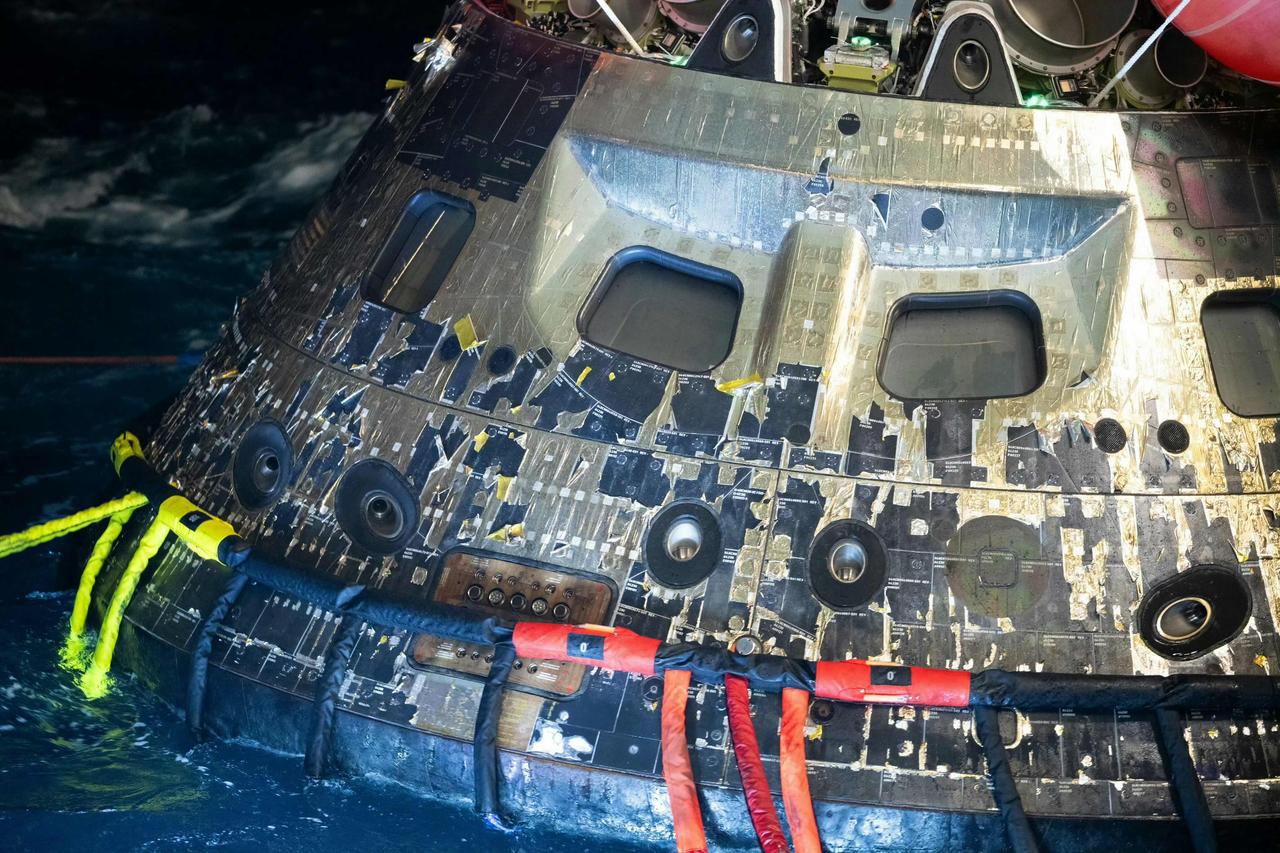 阿尔忒弥斯2号-猎户座返回舱安全溅落太平洋后进入LPD-26的船坞。