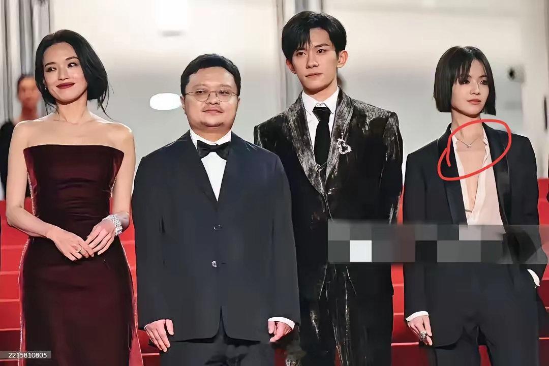 李庚希这次在戛纳红毯太猛了！本以为舒淇已经够抢眼，结果她往旁边一站，直接把氛围拉