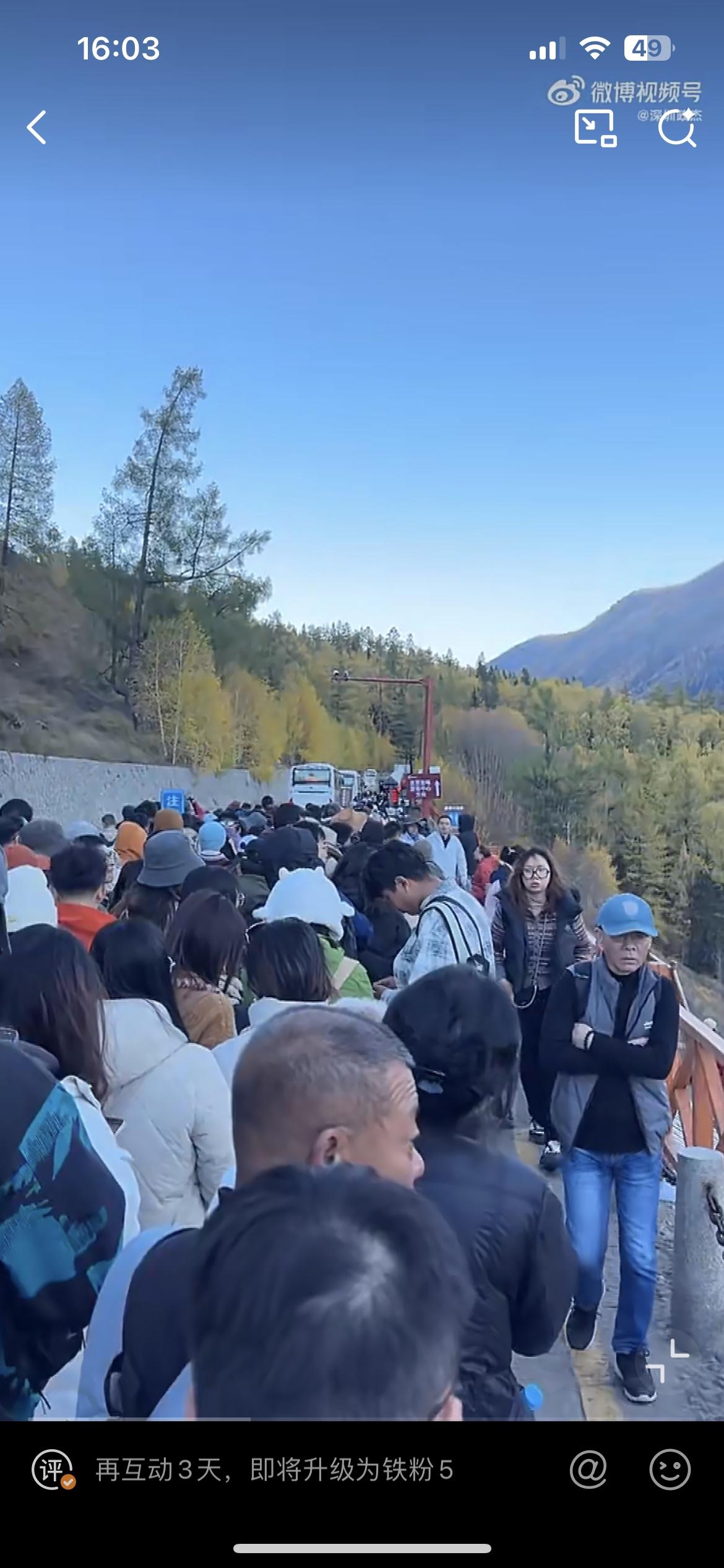 一位导游分享，9月30日的新疆喀纳斯景区，已经人头攒动。不少有钱有闲的游客，特意