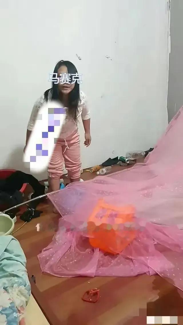 河南一对再婚夫妻爆发激烈争吵，女子当场怒砸家中家具，当众嘲讽身边丈夫：我三个前夫