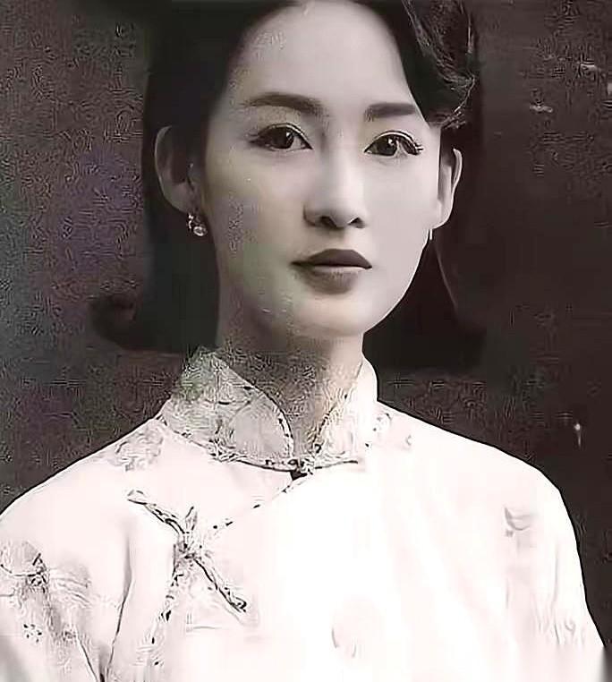 讲个女人，叫莫秀英。被第一任丈夫赶出家门那天，罪名只有一条：六年，生不出孩子。