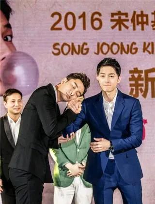 贾乃亮宋仲基的一张合影，当年靓仔的他们后来都离婚了。如今宋仲基帅气全无，贾乃亮一