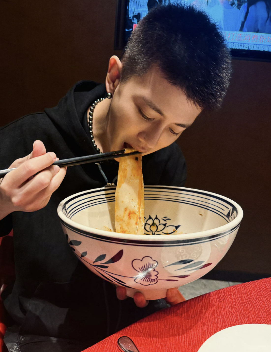 这碗面有2个任嘉伦头大，哈哈哈哈，好夸张，感觉很好吃的样子。[大笑]​​​