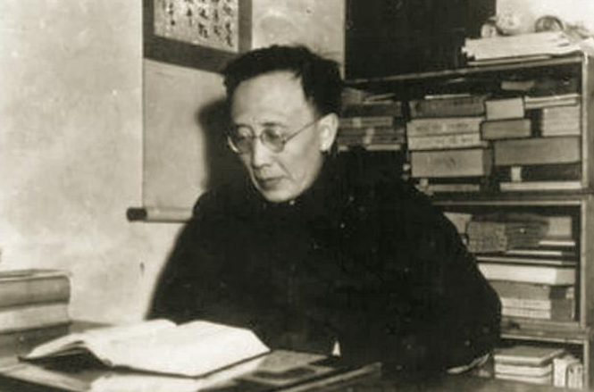 1959年，在一个晚宴上，郭沫若拍着溥仪的肩膀说：“来给我当助理，我保你以后吃香