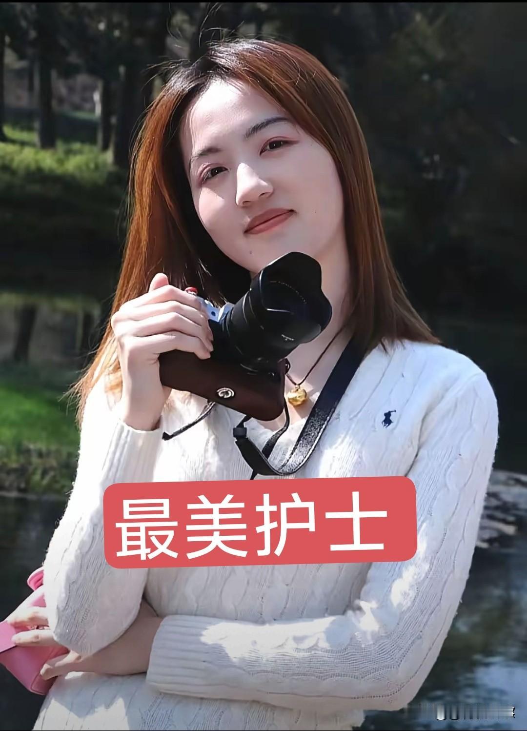海南海滩上的240秒：这对护士夫妻跪碎了沙子，也跪“碎”了全网的心落日熔金的