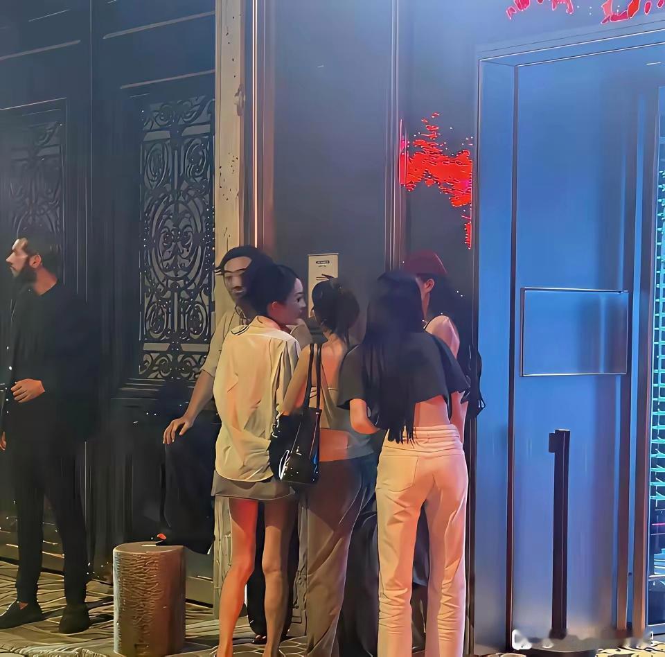 王健林为了守住万达这份家业，70多岁了每天跟特种兵式的工作，而他的儿子王思聪却带