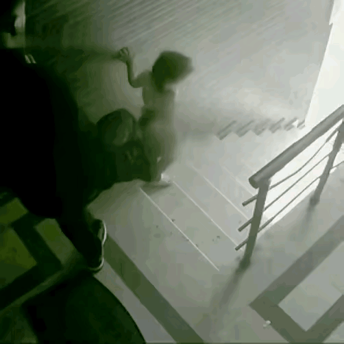 小女孩下楼梯时一旁的大爷一脚把小女孩踹倒，可怜的孩子被踢得滚下楼梯哇哇大哭，这监