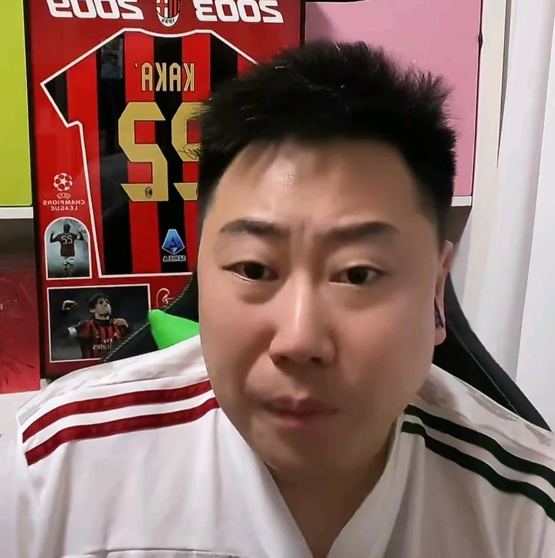 媒体人李宝库表示，如果李镇全被处罚，那么以后中超球队戴口罩踢球算了。李宝库在直