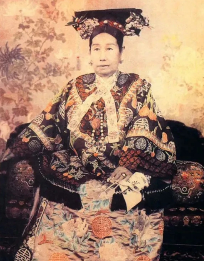 慈禧正在颐和园乘凉，突然，她发现一个小娃娃在草丛里玩耍，于是便好奇的问李莲英：“