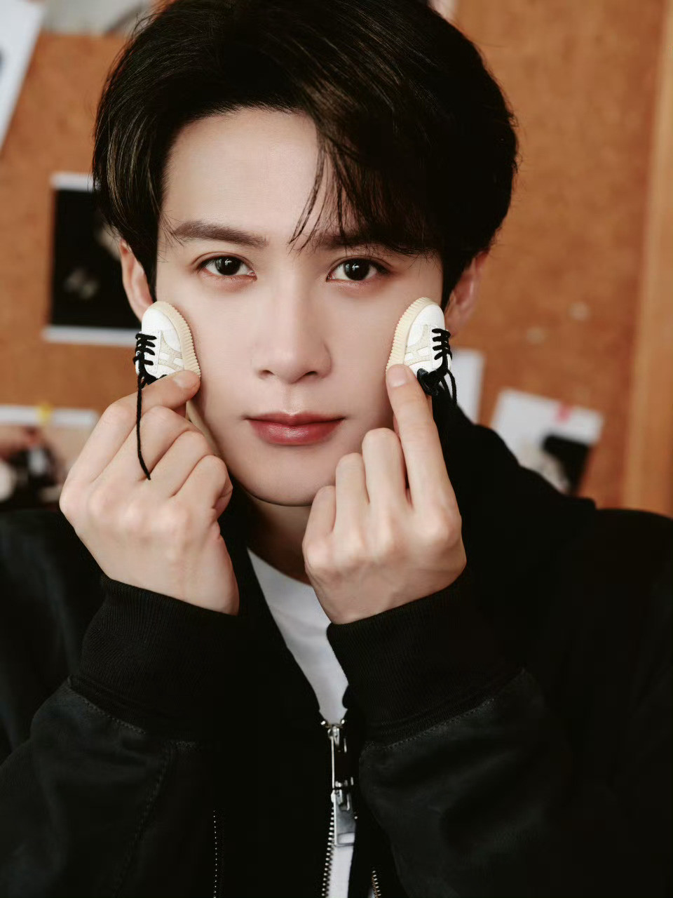 全球代言人檀健次身穿全黑休闲套装出席HOGAN品牌活动，松弛高级范儿轻松拿捏✌?