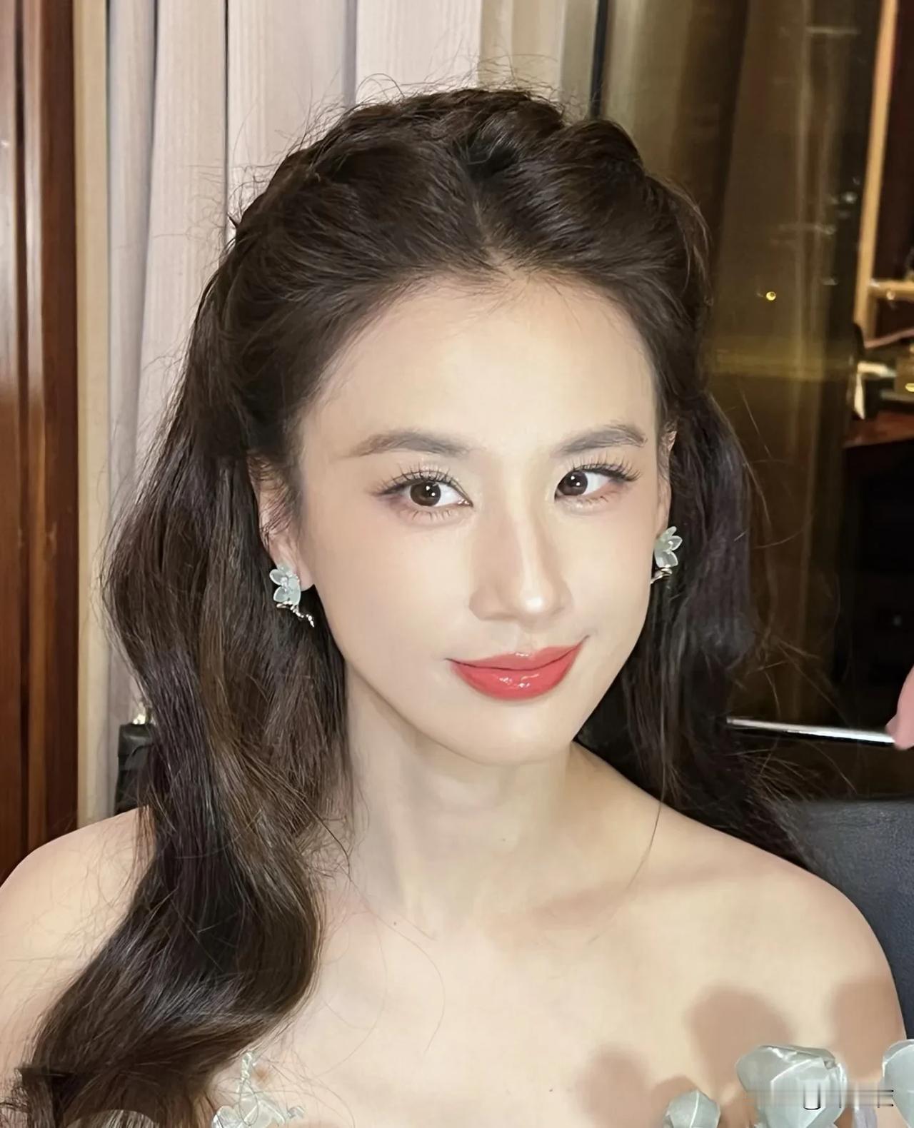 黄圣依四十几岁了状态还这么好，五官精致，眼神清澈，年轻漂亮。我觉得主要是靠黄