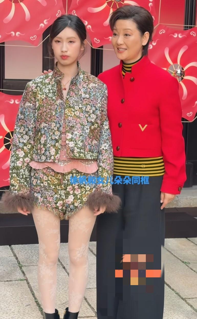 21980块。一件上衣。抵不过8岁养女一次无意识的摸脸。小手贴上冯小刚脸颊