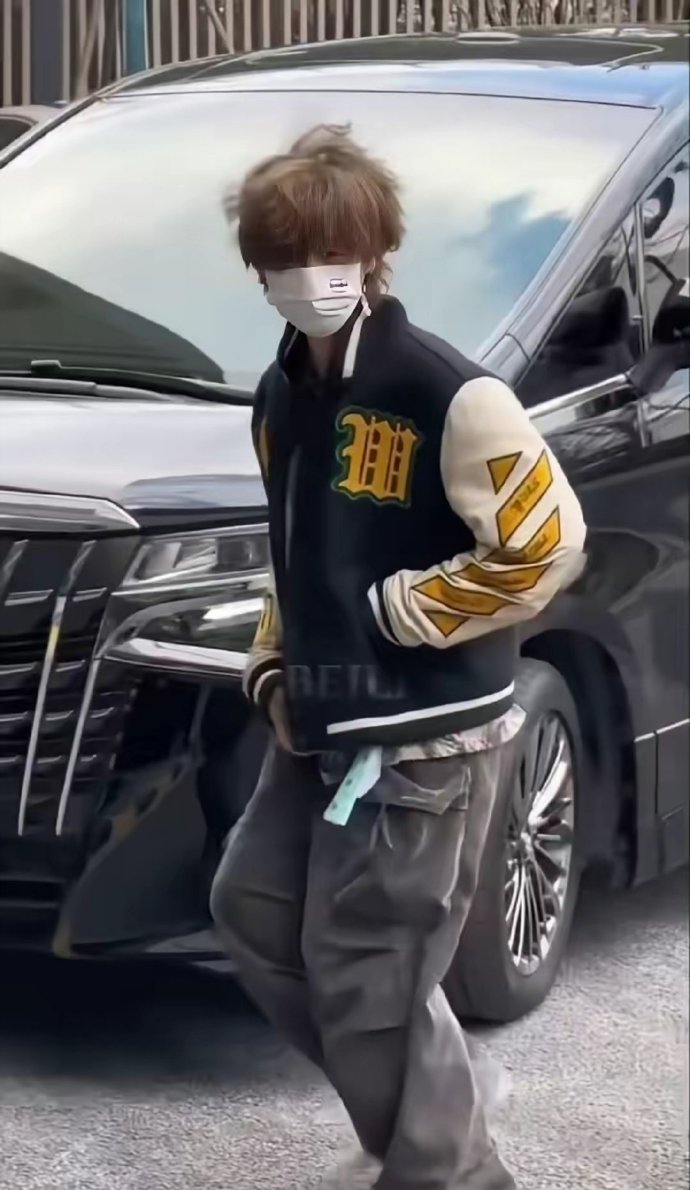 鹿晗正式回归录制新一季五哈鹿晗身穿棒球服以最新状态现身机场，面对粉丝呼喊应援，