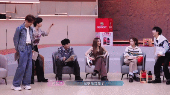 哇！周深在节目里的声线表现太绝了！试唱《野狗》，张靓颖刚示范，他马上用美声把歌曲