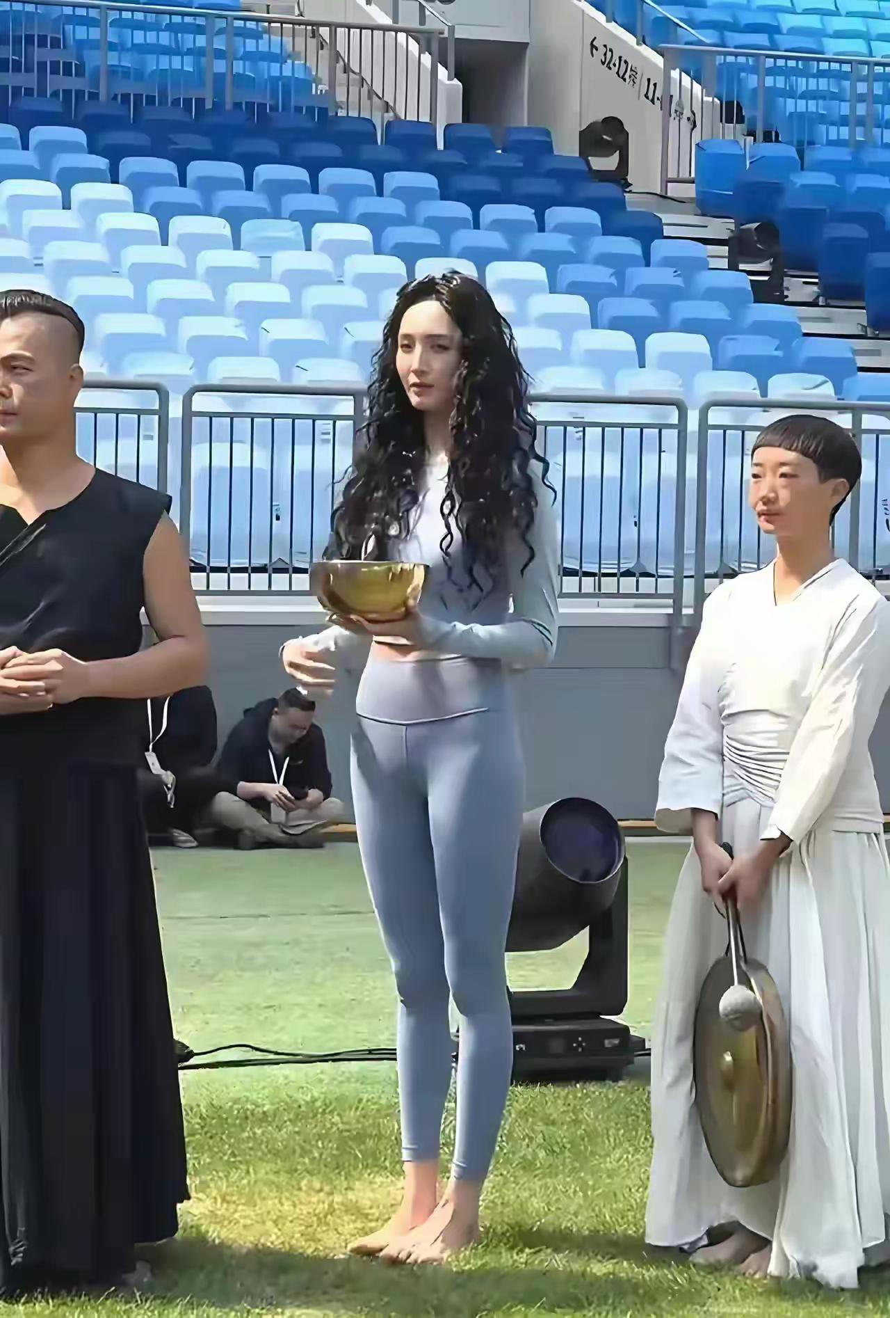 这个身材可真好，就是不知道她是谁。