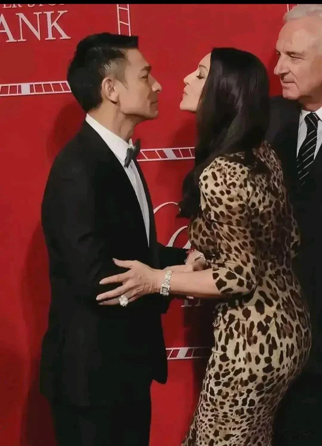 地球之花莫妮卡贝鲁奇，面对中国两大影帝的反应，有着云泥之别！一位让她有意献上