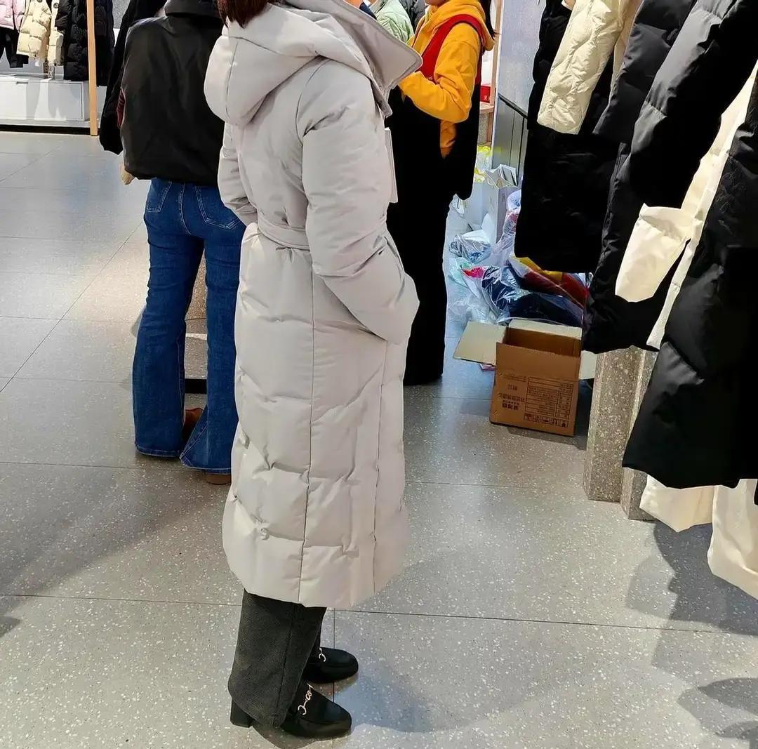 1800块羽绒服吃灰两年买的时候脑子一热，想着回老家显摆。结果疫情一来，南