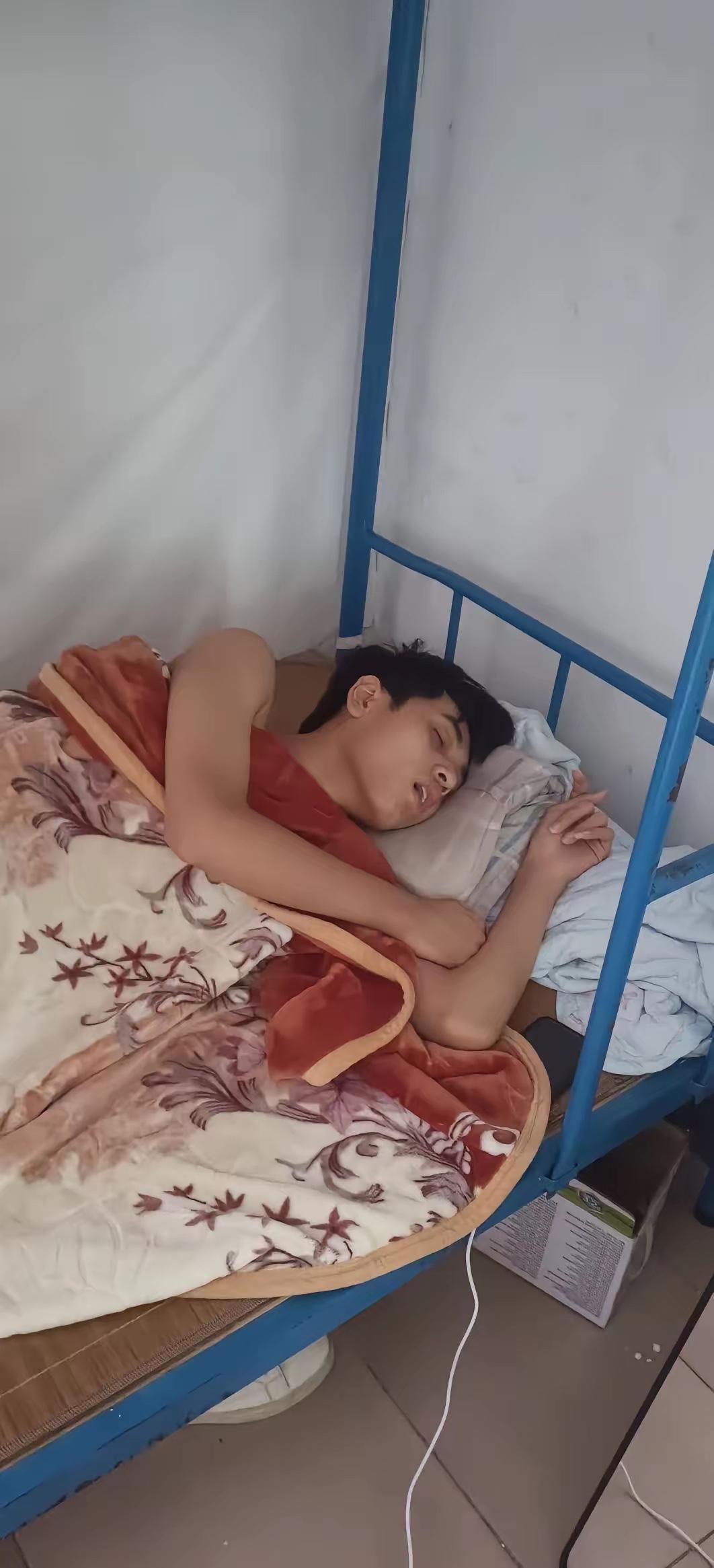 我大学时一哥们，有个雷打不动的习惯：每天午休只睡十分钟，每次躺下前，他会对我说：