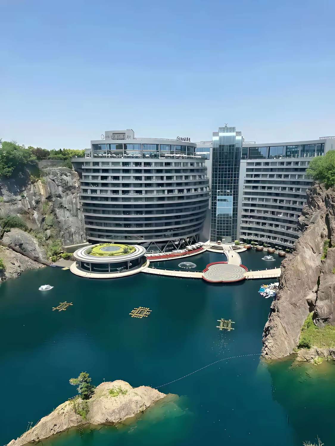 深坑酒店，坑了别人坑自己深坑酒店花了20亿，也不知道就是一个坑，有这么多人好奇