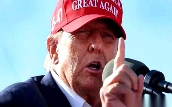 刷到个新闻，脊背一凉。最可怕的不是有人想搞你。是所有人，都伸长了脖子，等着看