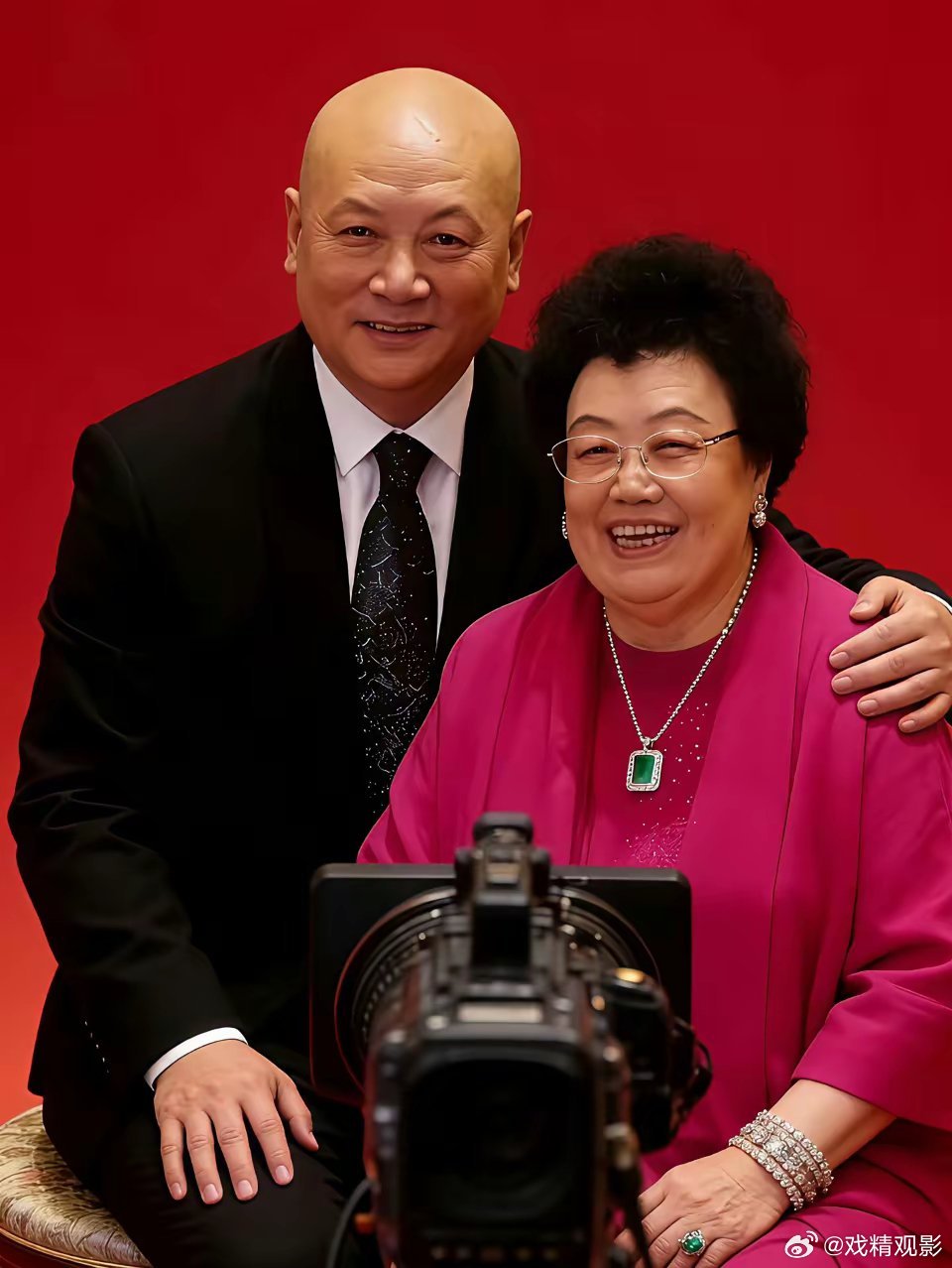 迟重瑞说:“我家里的人比较传统，我夫人她就是一个满族人，满族人的规矩特别大、特别