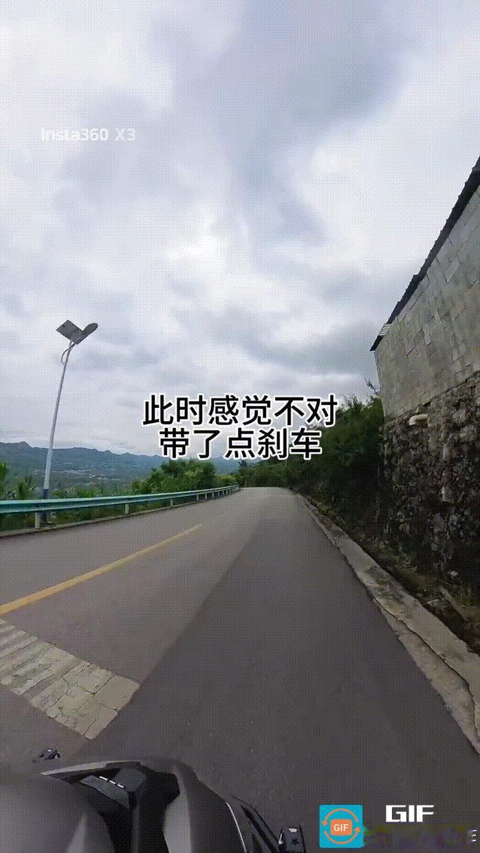 6月13日，贵州毕节高速公路上，摩托车手赵先生行驶到拐弯处，听到前方传来大货车的