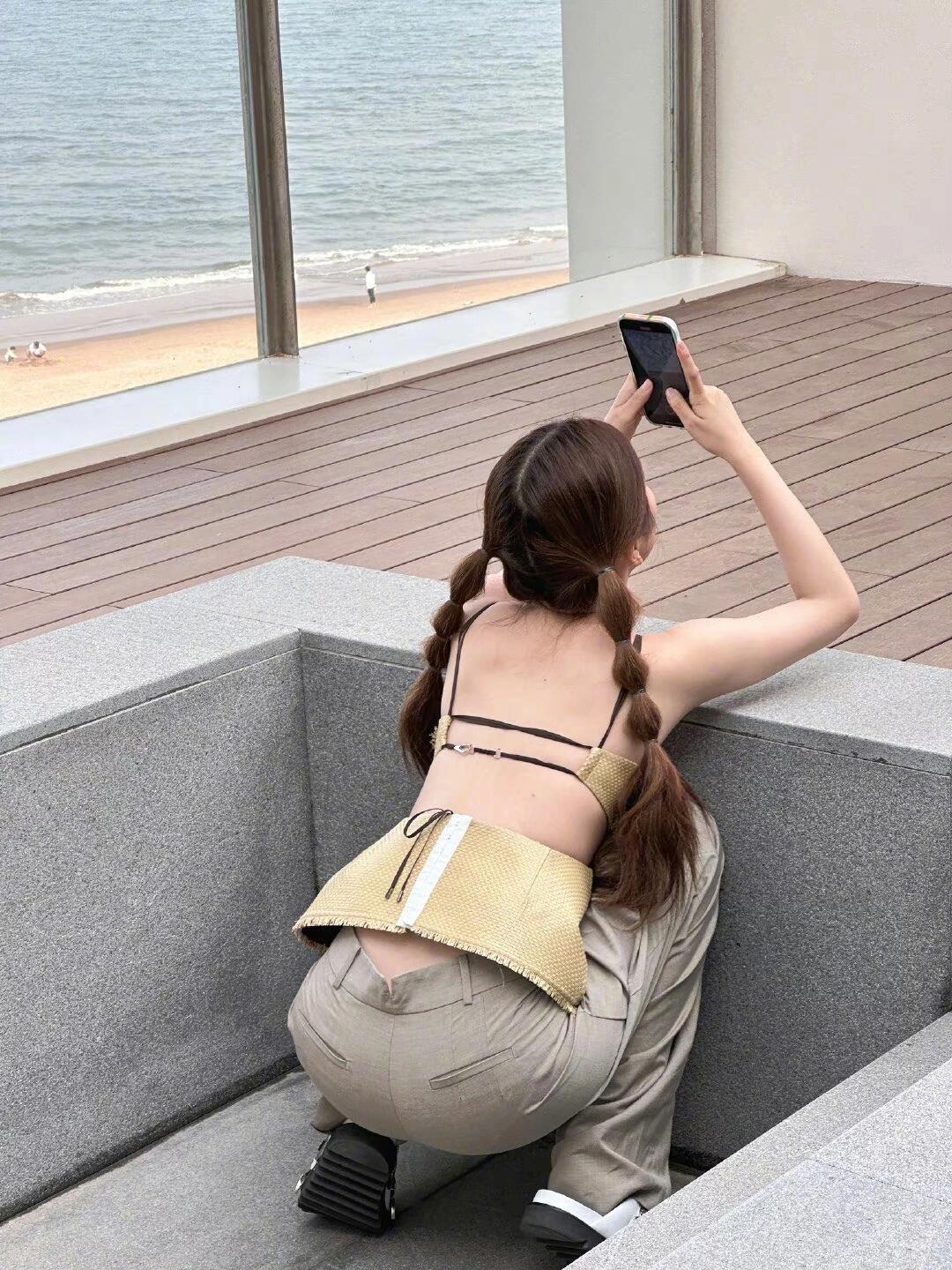 虞书欣的草席肚兜🙌🙌这算不算富家女体验草根人生？只是这J