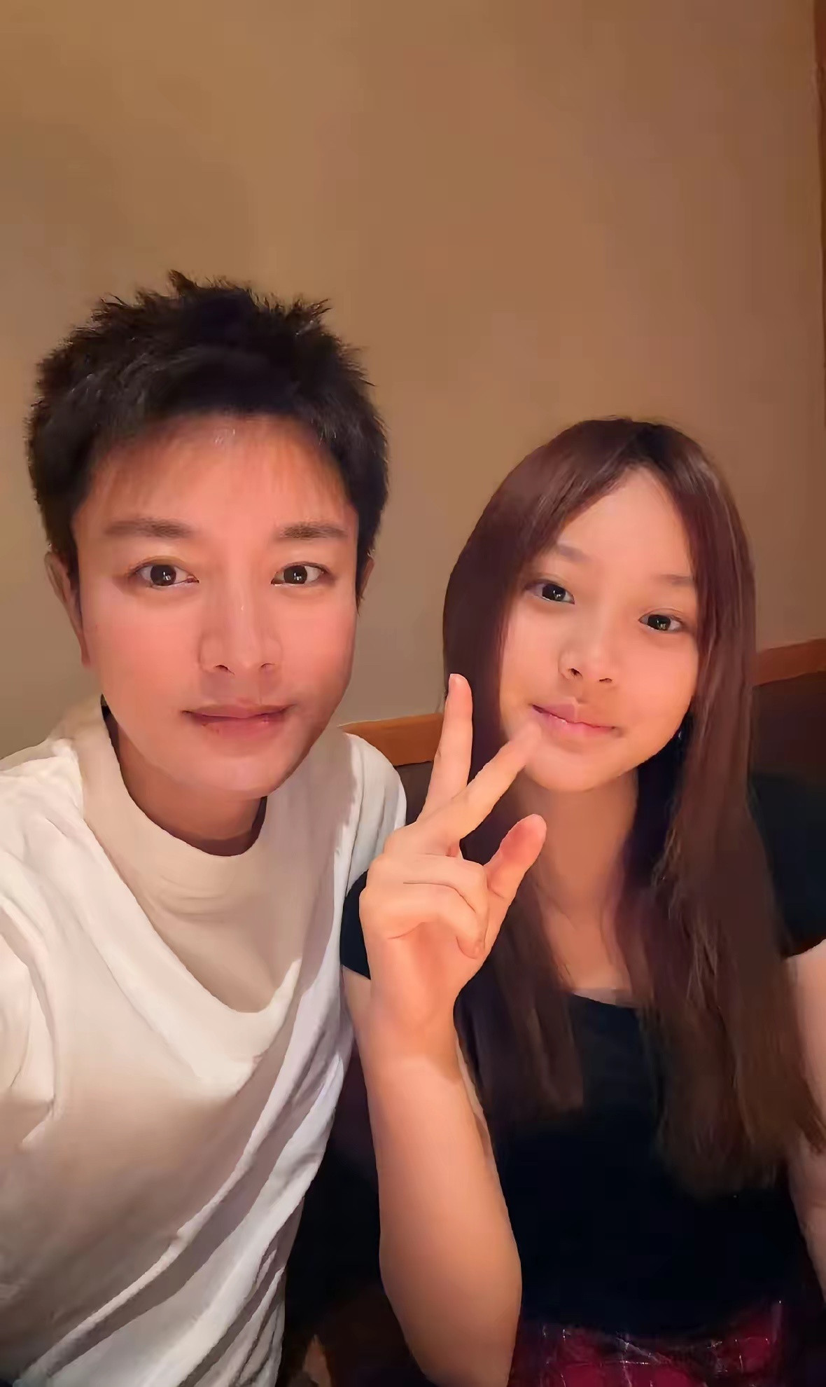 甜馨的长相像爸爸，举止像妈妈，这么小就染头发，上初中的年龄，打扮成这样不太合适。