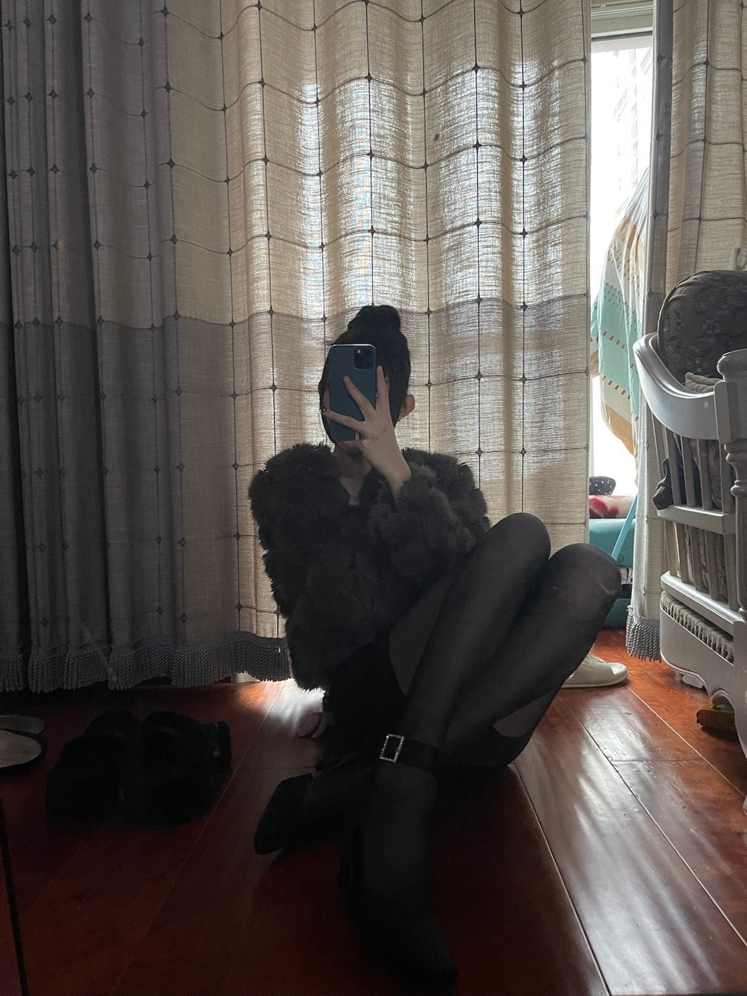 螃蟹在剥我的壳，笔记本在写我，漫天的我落在枫叶上雪花上，而你在想我