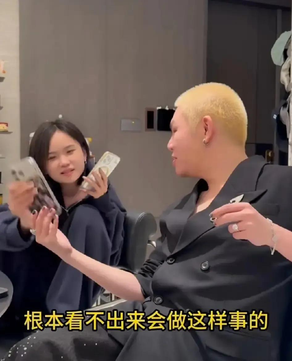 方家翊在直播里拿柳岩举例，说镜头前她性感敢穿，私下却一点绯闻都没有，干净得像张白