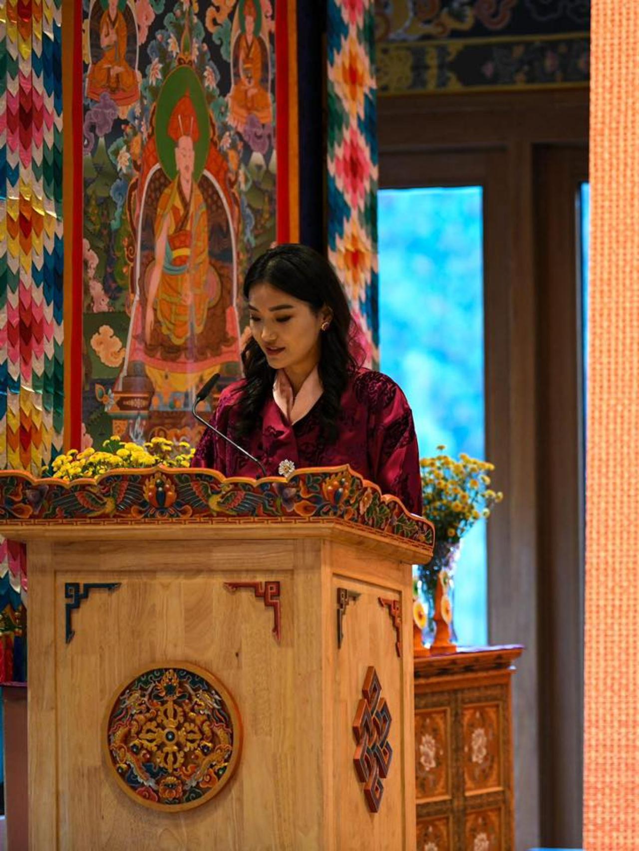 不丹王后新造型好美，一袭粉裙又美又仙不丹王后虽已35岁且连续诞下三子，却风采不