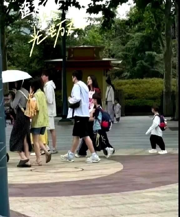国乒休假了，梁靖崑和媳妇儿带着两个儿子去上海迪士尼玩了，梁靖崑还帮媳妇儿背包包，