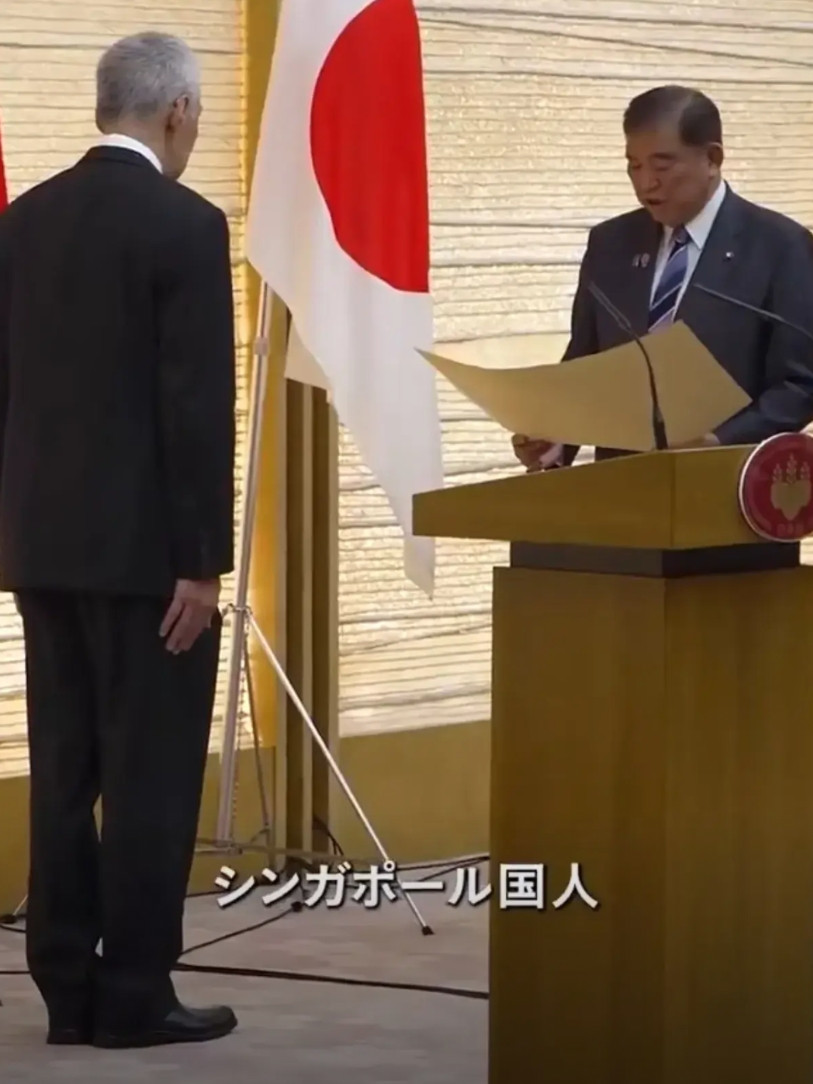8月25日，李显龙访日，立正接受日本天皇封赏——一枚旭日章。新加坡被日本占领的