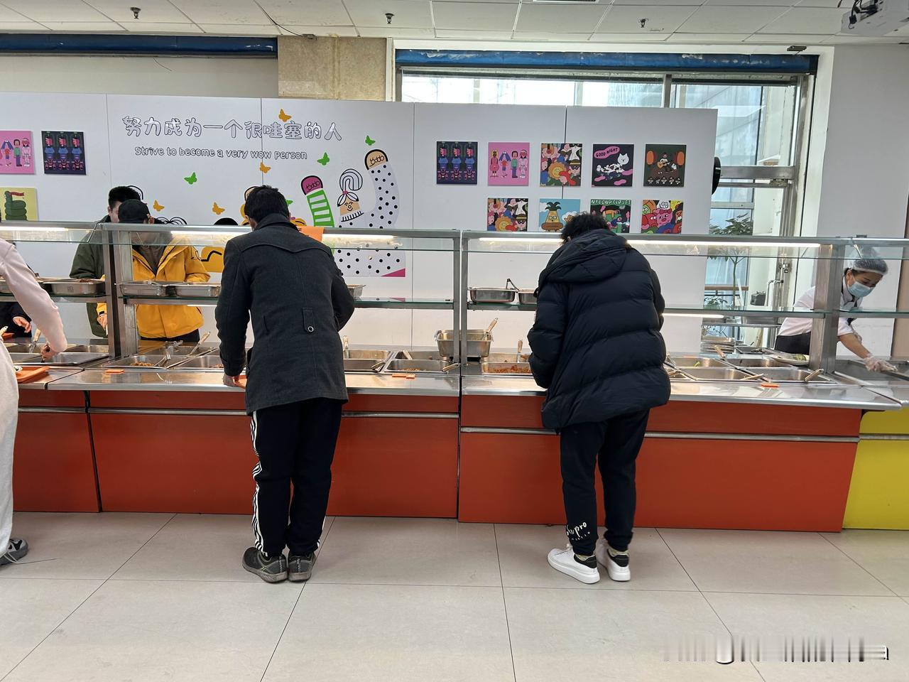 今天偷懒没做午饭，赶去农大东校区餐厅吃饭！刷身份证进农大东校区南门，往右一拐