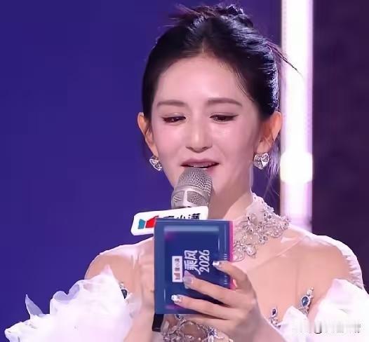 谢娜有要开演唱会了！而且是在浪姐的舞台上利用别的姐姐时间官宣的，应该是早早准备好