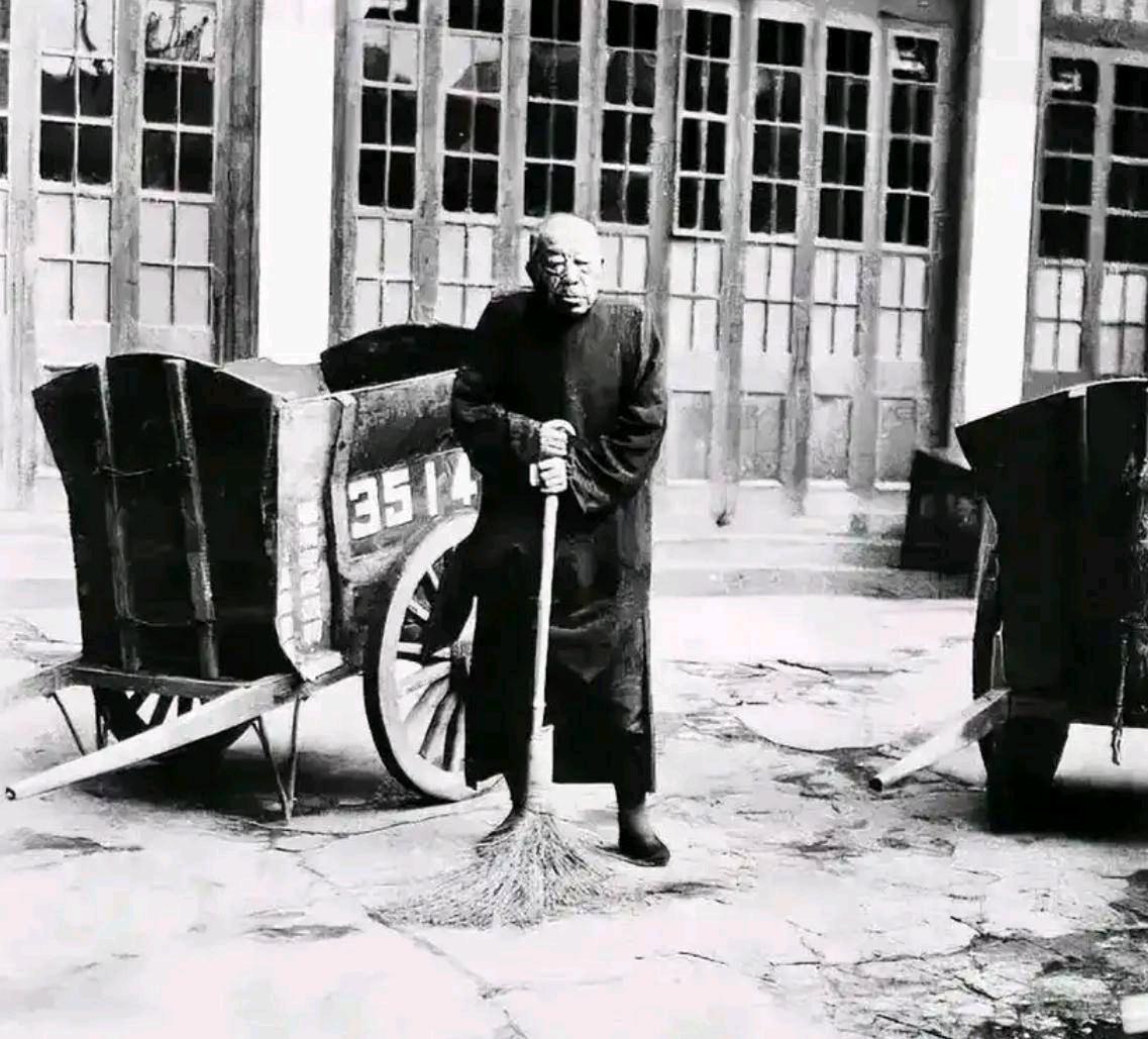 1963年秋天，台北松山机场84岁的蒋介石推开身边的侍卫，扑通一下跪在刚下飞机的