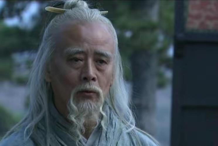 三国时期，华佗掀开被子，准备给病人把脉。谁知，却盯着病人手上戴着的大金镯子，看了