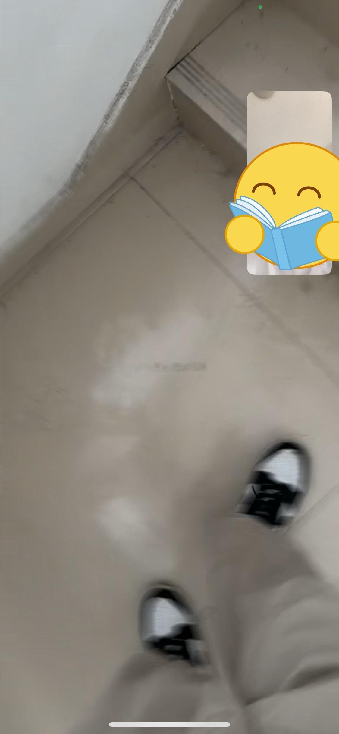 这位同学去楼梯口干嘛啊？​​​