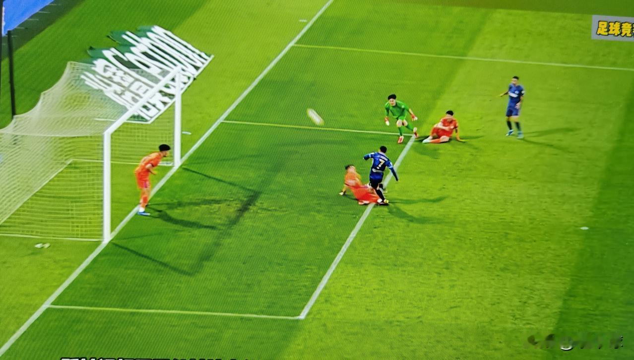 大家不要争了，阿尔瓦罗禁区内铲倒谢蒂内的犯规，被判罚点球，裁判判罚准确无误！规