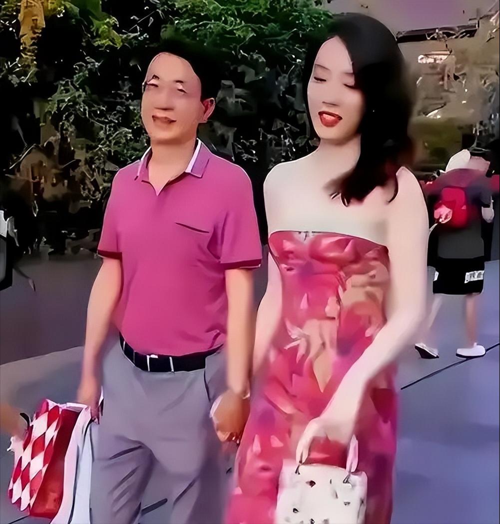 “牵手门”后，董思槿的人生彻底改写。2023年6月，成都太古里街头一段牵手视频