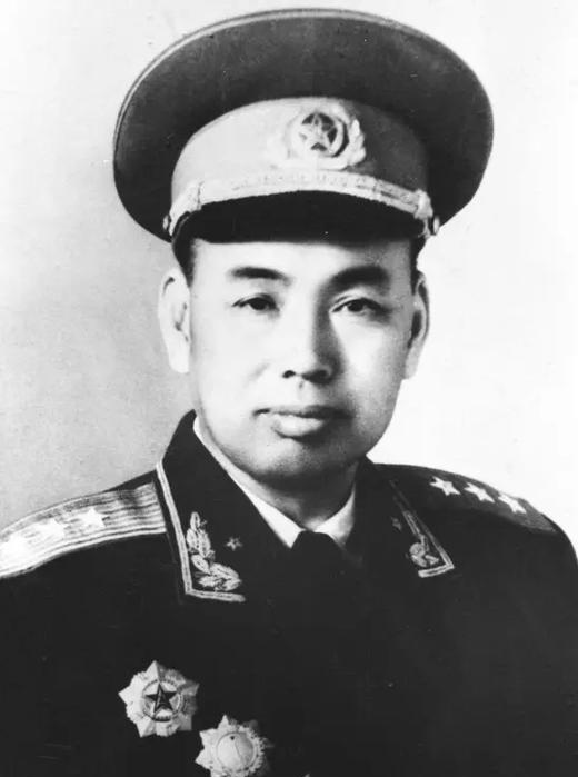 1948年，许世友麾下大将周志坚和19岁的小护士矫明成亲。新婚之夜，他却不入洞房