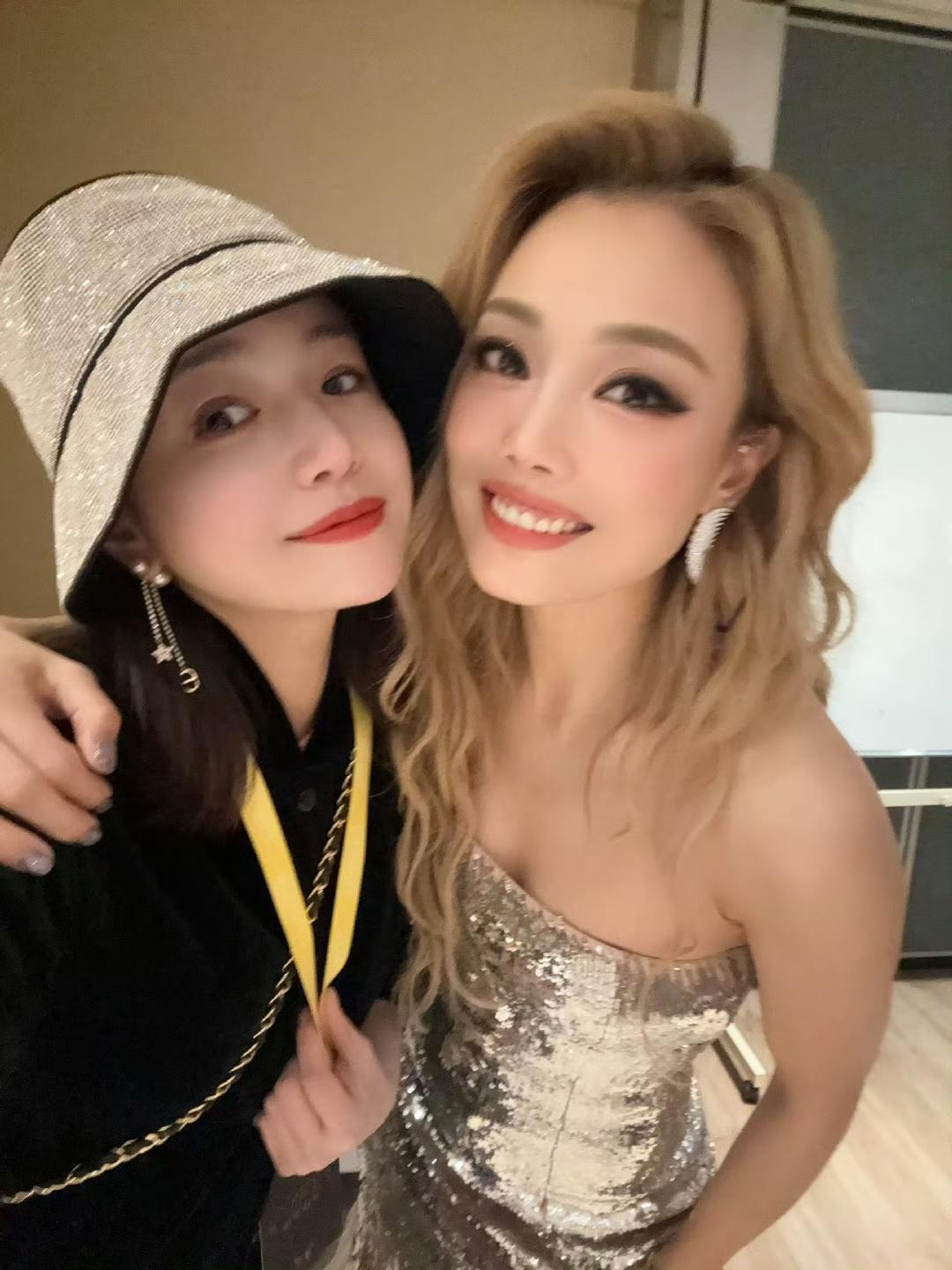 陈妍希去看了闺蜜容祖儿的演唱会，离婚后的陈妍希是真的很忙，忙着看电影、忙着给朋友