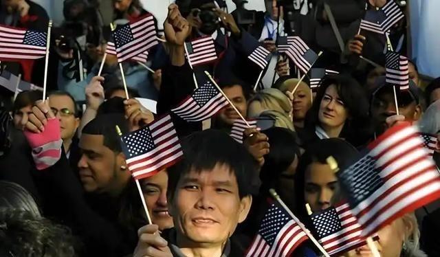 美国人曾一针见血：“如果中国真的那么好，为啥还有大批人移民到美国？”中国人移民美
