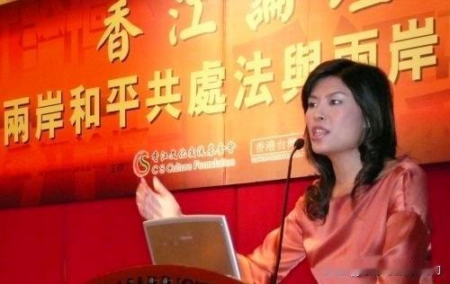 郑丽文刚当选，民进党就开始密集的攻击她，而且拿的就是赵少康递的“刀子”。昨晚