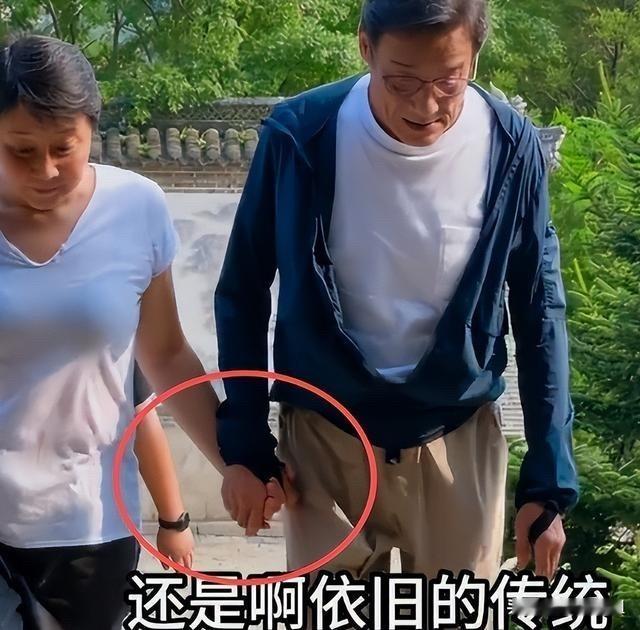 梁家辉夫妇爬山被拍，68岁影帝背佝偻我忍了，74岁老婆衣服太透我也忍了，但实在让