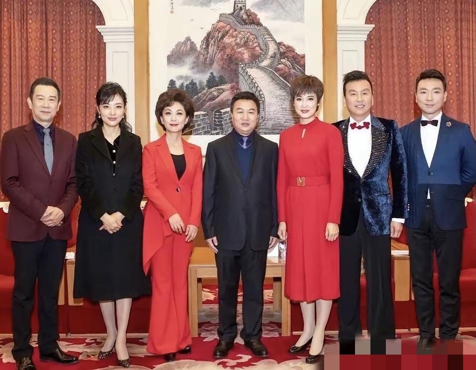 这副照片中，三位女主持人中海霞虽然比周涛、桑晨矮，但比她俩是最有气质的，以端庄大