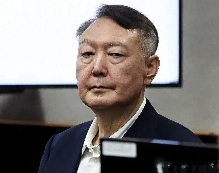 真搞不懂尹锡悦了！早上连脸都没洗就主动去了特检组接受调查，行动上很积极但就是不开